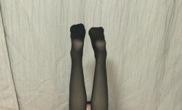 女儿在家练瑜伽