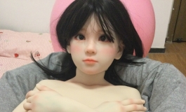 女儿在家练瑜伽